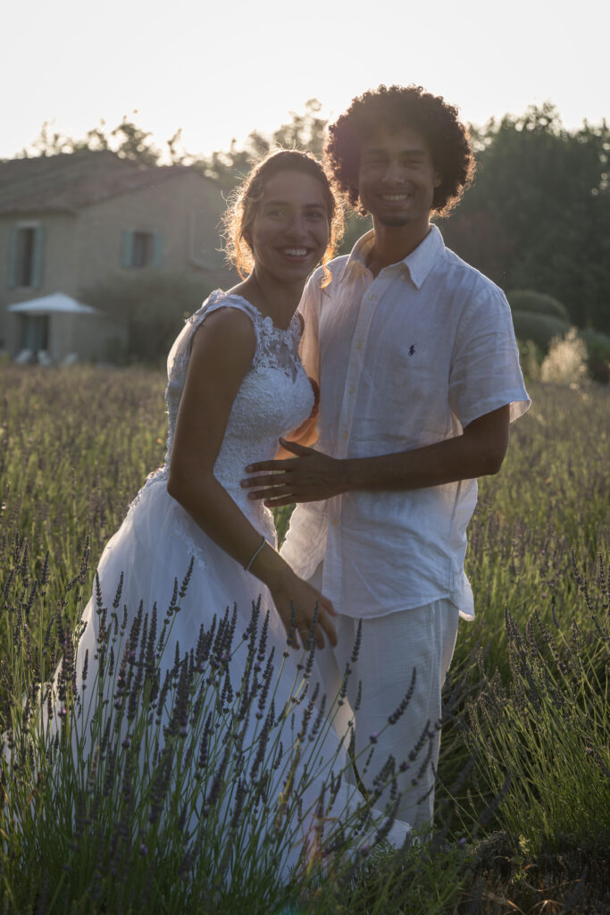 Couple de jeunes mariés dans un champ de lavande au coucher du soleil – mariage romantique en Provence organisé par L’effet Maria