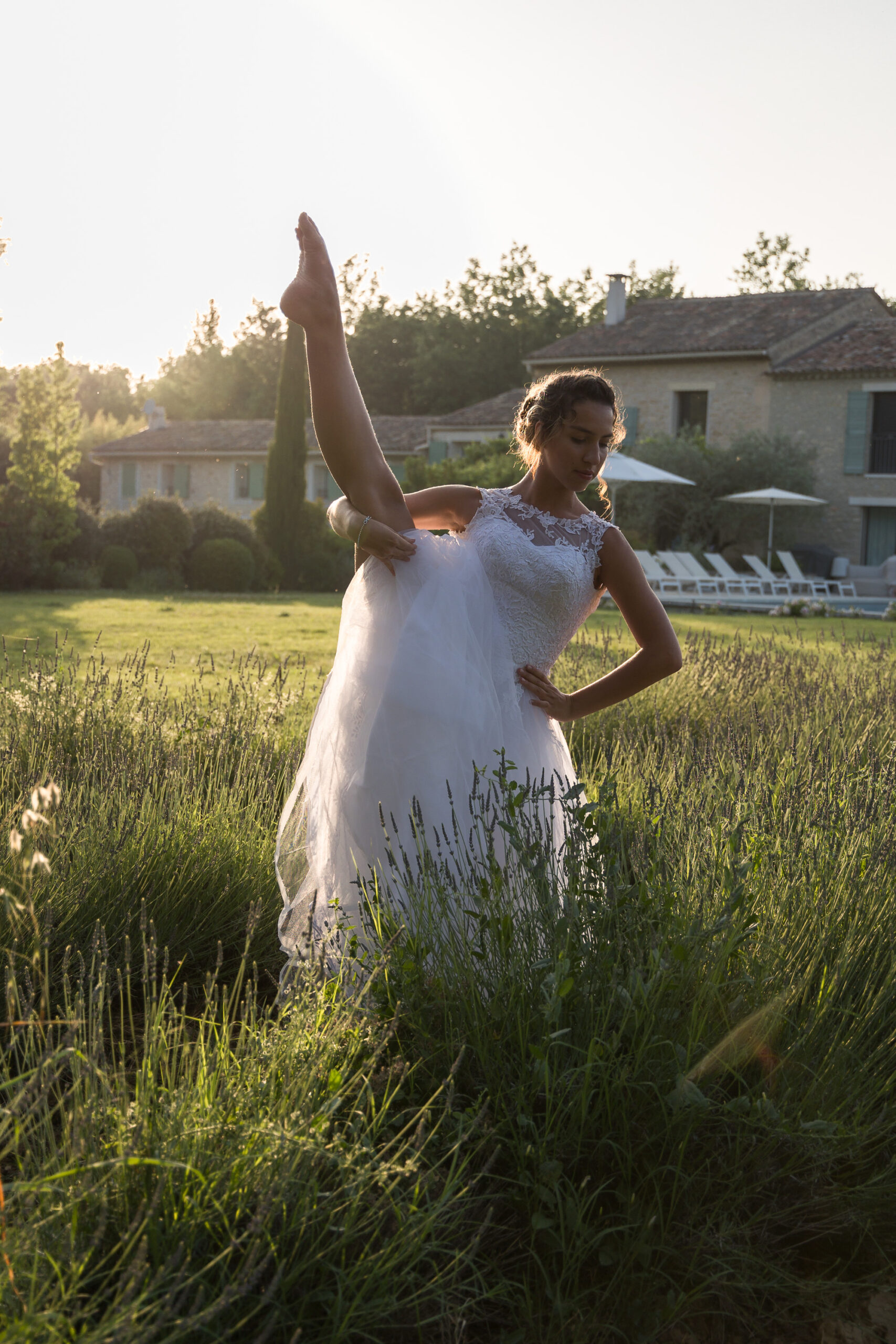 Mariée dansant avec joie en pleine nature, robe légère et mouvement gracieux.