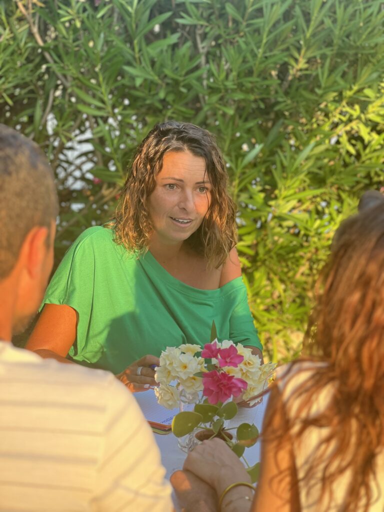Wedding planner installant en rendez-vous clientèle.