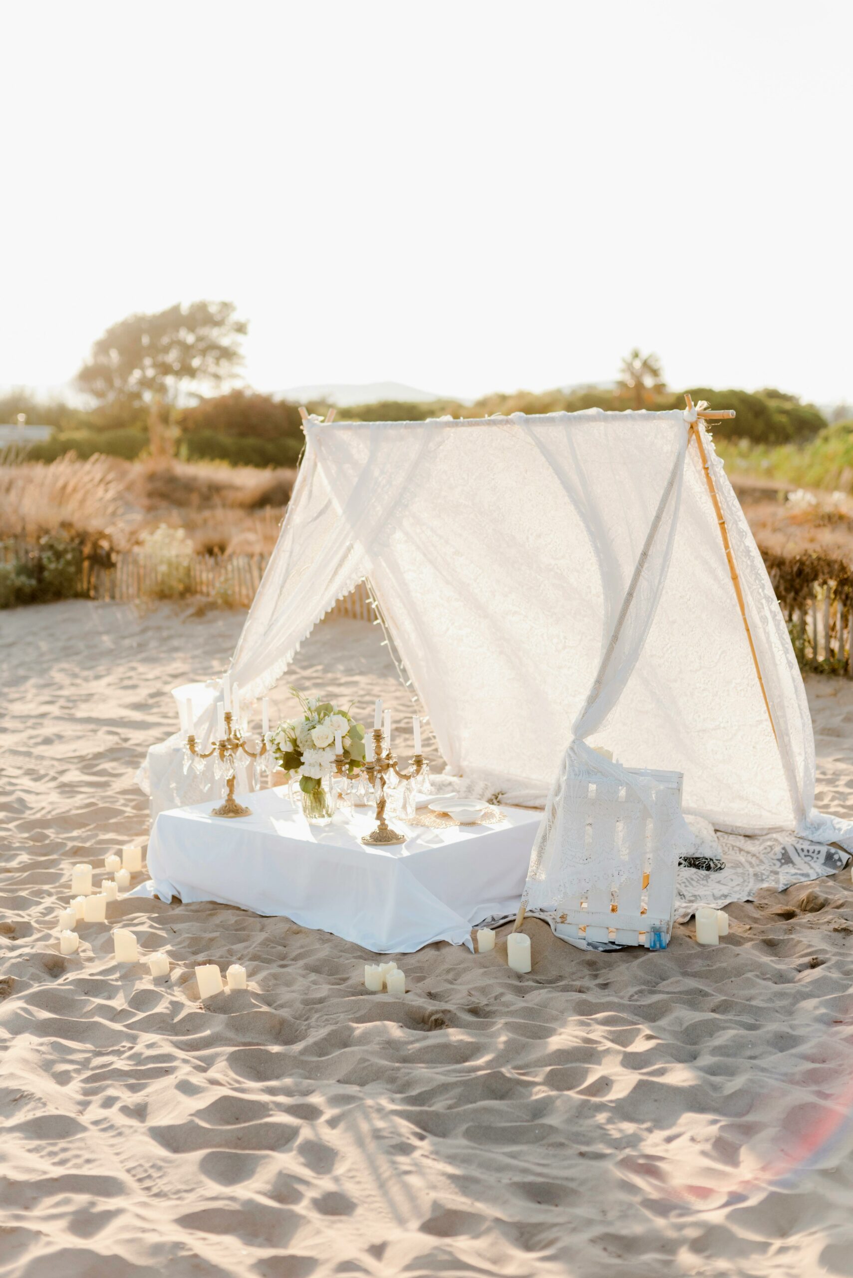 Installation bohème chic en extérieur avec coussins, voilage et décoration naturelle – inspiration pour EVJF, brunch ou cérémonie intime par L’effet Maria