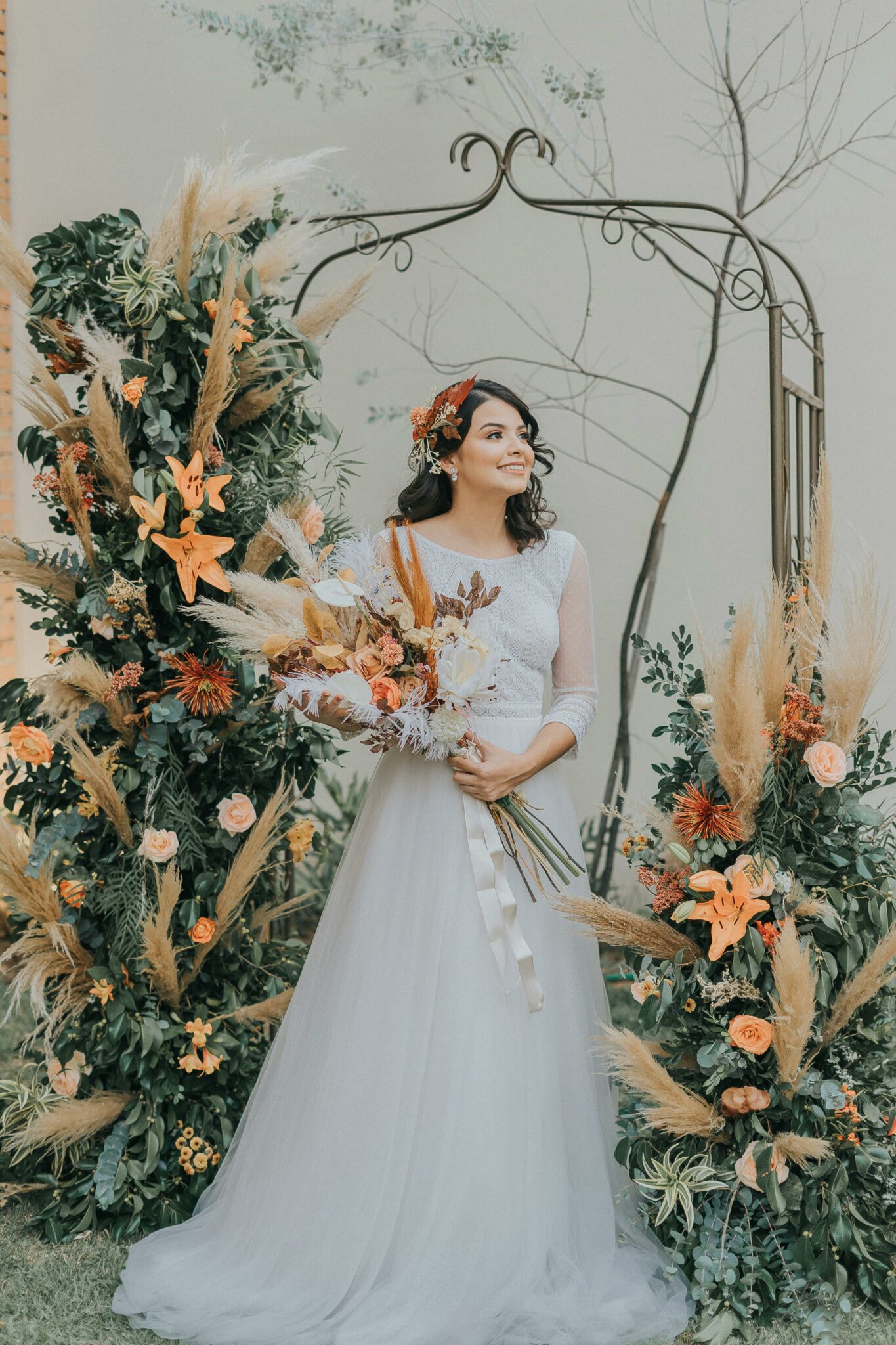 Mariée entourée de fleurs séchées dans une ambiance bohème chic – inspiration florale signée L’effet Maria
